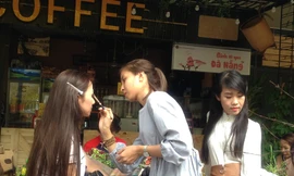 Dịch vụ trang điểm, cho thuê áo dài têt kiếm tiền triệu mỗi ngày