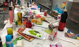 Vô tư uống sữa, vứt lăn lóc trên quầy kệ ở siêu thị Auchan