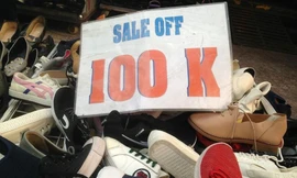 Giới trẻ Sài Gòn chen chúc mua đồ trang trí giày dép