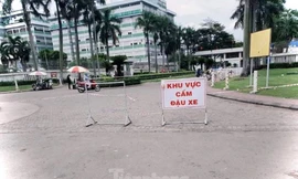 Trước cổng công ty Pouyuen hạn chế ra vào