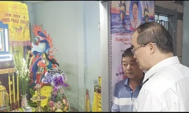 Bí thư Thành ủy Nguyễn Thiện Nhân chia buồn cùng gia đình nạn nhân (ảnh: TTBC)