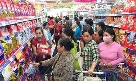 Cận tết, siêu thị ở TPHCM đông nghẹt người 