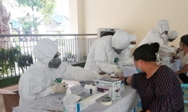 Lấy mẫu xét nghiệm COVID-19 (ảnh: HCDC)