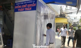 Buồng khử khuẩn toàn thân do chủ quán tự lắp ráp