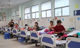 Bệnh nhi nằm điều trị tại bệnh viện quận Tân Phú