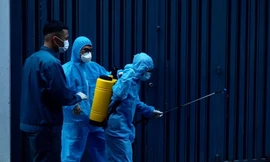 Phun sát khuẩn khu vực phong tỏa (ảnh: HCDC)