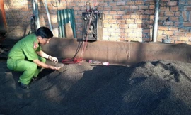 Bắt quả tang cơ sở trộn cà phê với lõi pin ở Đắk Nông