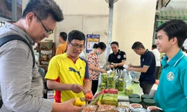 Phiên chợ chỉ họp cuối tuần, toàn 'của nhà trồng được' với giá như mua tại vườn