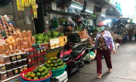 Thực phẩm nhảy giá, tiểu thương mỏi mắt ngóng khách