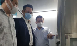 Xe lưu động có đầy đủ thiết bị như lấy mẫu, xét nghiệm nhanh COVID-19