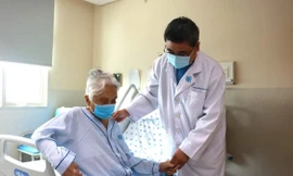 Cụ bà lớn tuổi hồi phục sau 3 ca phẫu thuật