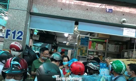 Chen lấn mua khẩu trang ngừa virus corona