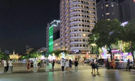 Phố đi bộ Nguyễn Huệ vắng hoe tối cuối tuần