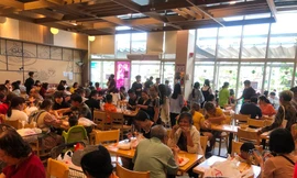 Mùng 5 Tết, đông nghịt người vào trung tâm thương mại ăn uống, vui chơi