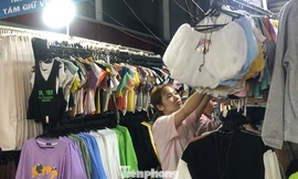 Đêm muộn, nhiều người tranh thủ săn hàng trước ngày "thứ Sáu đen tối"