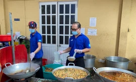 Bếp ăn từ thiện 'đỏ lửa' ngày dịch, nấu hàng ngàn suất ăn mỗi ngày 