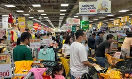 Siêu thị cận Tết: Đêm muộn vẫn xếp hàng 'rồng rắn' chờ thanh toán