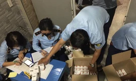 Cục QLTT TPHCM bắt lượng lớn thuốc điều trị COVID-19 (ảnh: Cục QLTT TP)