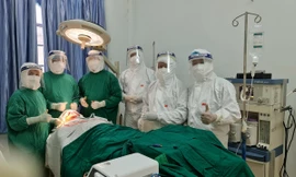 Lần đầu tiên, Bệnh viện Răng hàm mặt Trung ương TPHCM đưa cả một ê-kip đến phẫu thuật cho bệnh nhân tại khu cách ly (ảnh: BVCC)