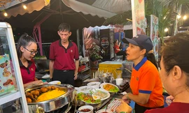 Mưa tầm tã, người dân vẫn chờ thưởng thức các món ngon phương Nam
