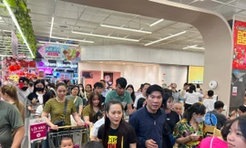 Đông nghịt người tại các khu vui chơi, trung tâm thương mại ở TPHCM