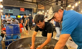 Hải sản đắt hàng, giá trứng thịt bất ngờ đảo chiều