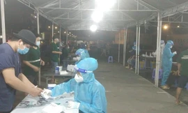 TPHCM lấy mẫu xét nghiệm COVID-19 (ảnh: HCDC)