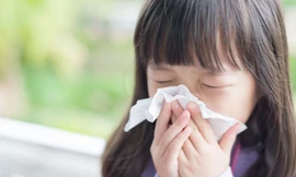 Nắng mưa thất thường, trẻ nhỏ dễ mắc bệnh