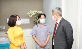 Thứ trưởng Y tế Nguyễn Trường Sơn thăm, động viên anh Mến