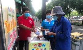 Bánh mì thịt, tô cháo... 1.000 - 2.000 đồng ấm lòng thời bão giá