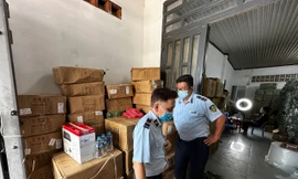 Đột kích căn nhà 'cửa đóng then cài', phát hiện hàng nghìn mỹ phẩm đáng ngờ