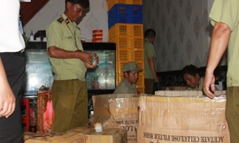 Cơ quan chức năng đang niêm phong lô mỹ phẩm nghi dỏm