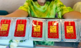 Giá vàng tăng mạnh, người dân vẫn 'rồng rắn' xếp hàng mua trước ngày Thần Tài