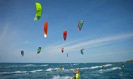  70 vận động viên đến từ 15 quốc gia thi lướt ván diều tại Ninh Thuận
