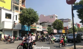 Đường sá Sài Gòn dần tấp nập hơn