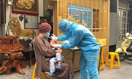 Ngành y tế TP lấy mẫu xét nghiệm COVID-19 tại các cơ sở tôn giáo (Ảnh: HCDC)