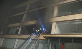 Lúc 0h ngày 11/4, lực lượng PCCC TPHCM vãn đang tích cực dập lửa tại kho bánh ABC