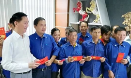 Ông Trần Vịnh Tuyến - Phó chủ tịch UBND TP "lì xì" cho công nhân Khu xử lý rác Đa Phước