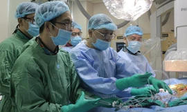 Thủ thuật thay van động mạch chủ qua qua cho bệnh nhân (ảnh: BVCC)