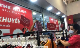 Dân Sài Gòn "săn" đồ tết giá bình dân