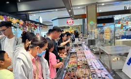 Sợ mưa gió, người dân TPHCM đổ vào trung tâm thương mại vui chơi