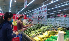 Chợ vắng hoe, khách đổ vào siêu thị mua thực phẩm cuối tuần