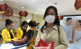 Nữ khách hàng vui vẻ khoe bộ sản phẩm mua trong ngày Thần tài với hy vọng may mắn suốt năm