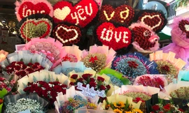 Hoa Valentine trang trí bắt mắt giá tiền triệu kèm lời nhắn bá đạo