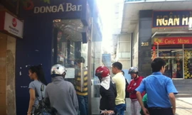 Khách hàng giao dịch tại một điểm ATM của DongA bank