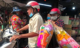 TPHCM: Nhộn nhịp mua vàng mã, đồ chay từ sáng sớm