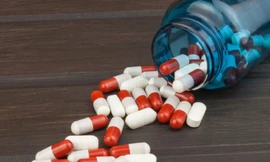 Tự mua thuốc trên mạng chữa bệnh, dễ chết như chơi