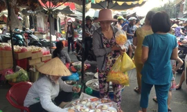 Người Sài Gòn nhộn nhịp mua đồ cúng Thần tài