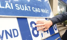 Cảnh báo rủi ro việc ngân hàng thu hút tiền gửi bằng lãi suất