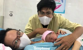 Niềm hạnh phúc vô bờ bến của gia đình trẻ ngay thời khắc giao thừa